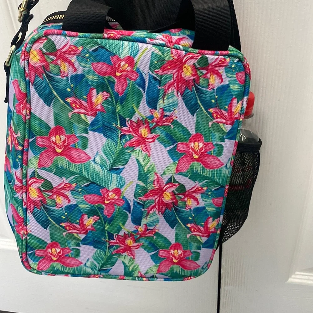 🆕🌸Betsey Johnson Lunch Tote, “Floral”. - Picture 2 of 9